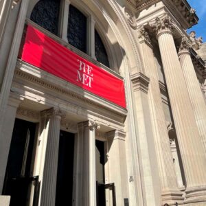 Grifos, copas y oro: Un recorrido artístico mágico por el Museo Metropolitano de Arte
