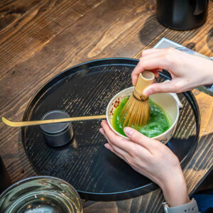 Clase de té japonés en la mesa