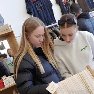 Día de compras de segunda mano para adolescentes y jóvenes en Nueva York