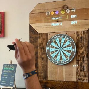 Juego de dardos interactivo + cerveza en El Hachazo Valencia