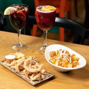 El aperitivo más castizo en Gran Vía: Calamares, bravas y dos bebidas en la barra de Mercado de la Reina 12