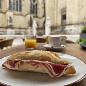 Desayuno con vistas a La Catedral de La Almudena