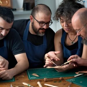 Taller de marroquinería en el Rastro de Madrid