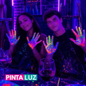 Pinta Luz Art & Wine, Taller de pintura neon solo para adultos