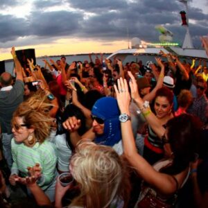Dance the Wave NYC: Puesta de sol con bebidas a bordo de un yate