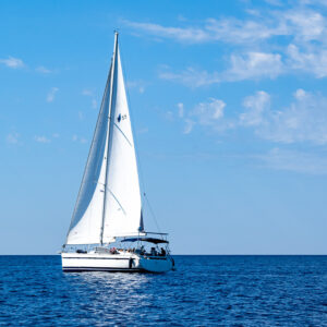 Paseo privado en velero por la costa de Barcelona con snacks y bebidas
