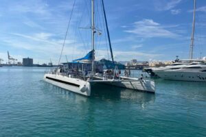 Crucero AFTERWORK en catamarán con música y bebidas