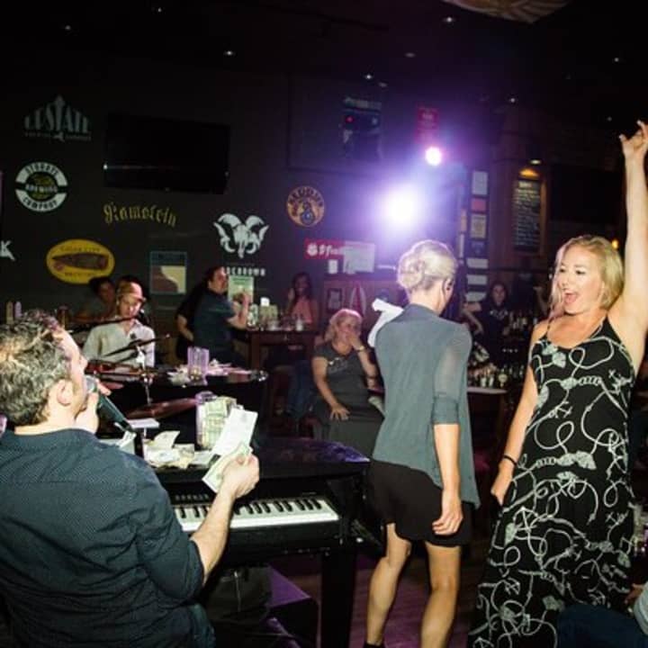 Sáltate la cola: Entrada para el espectáculo Shake, Rattle and Roll Dueling Pianos - Imagen 8