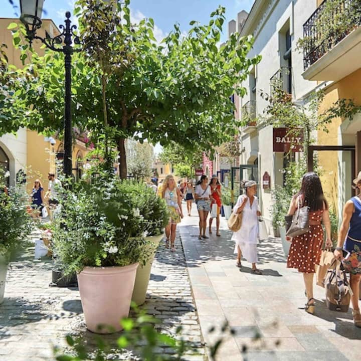 La Roca Village Shopping Express: Viaje de ida y vuelta desde Barcelona - Imagen 4