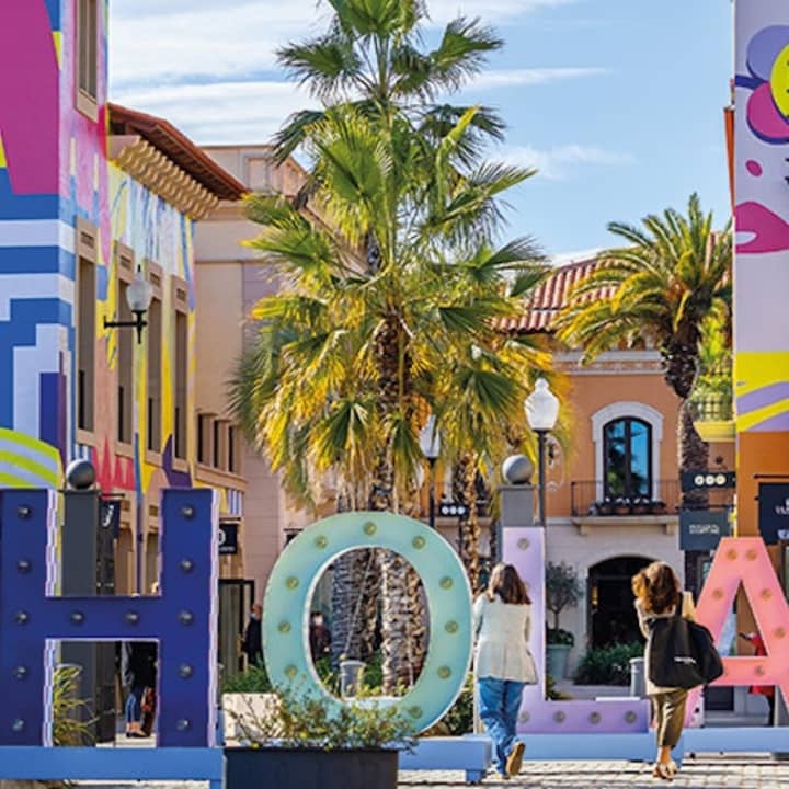 La Roca Village Shopping Express: Viaje de ida y vuelta desde Barcelona - Imagen 8