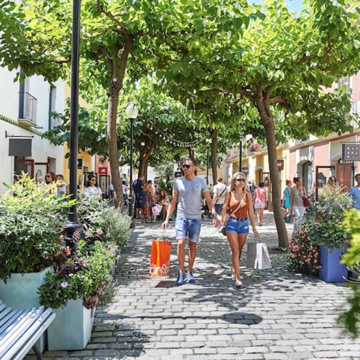 La Roca Village Shopping Express: Viaje de ida y vuelta desde Barcelona - Imagen 3