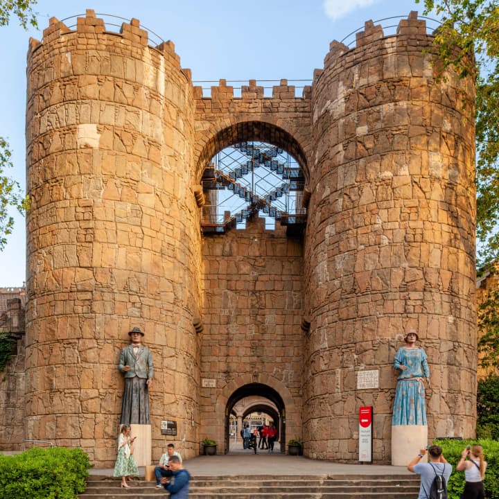 Poble Espanyol de Barcelona, dónde la história se encuentra con el ocio y la cultura - Imagen 2