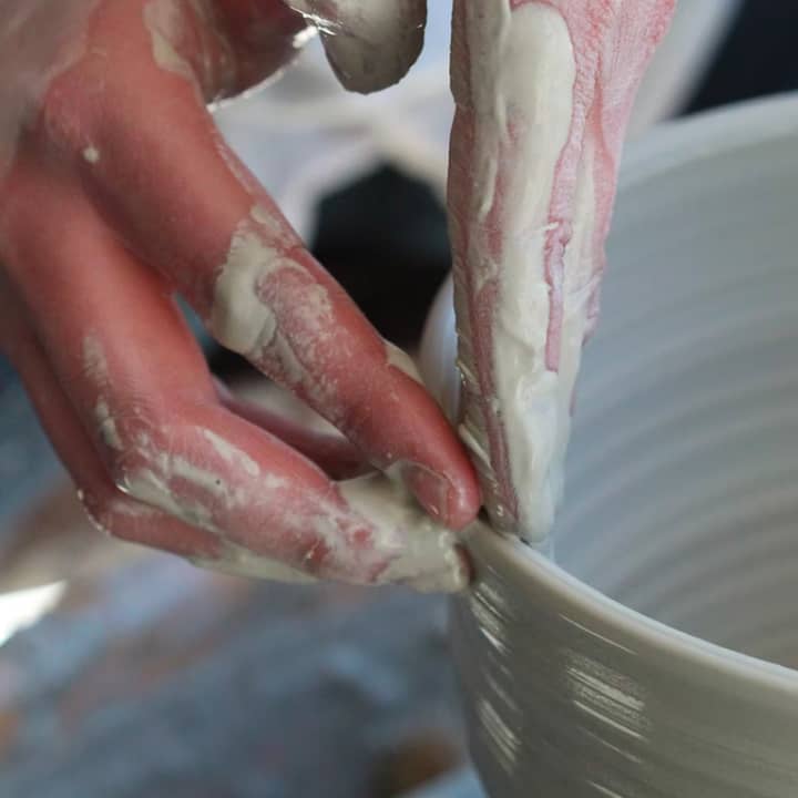 Taller de cerámica y vinos en Mil vueltas studio - Imagen 3
