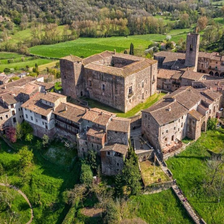 Tour Privado Medieval: Besalú, Castellfollit de la Roca, Santa Pau y Parque Natural de la Zona Volcánica - Imagen 3