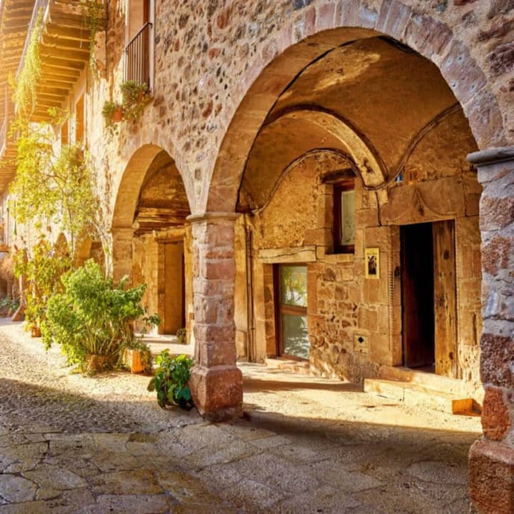 Tour Privado Medieval: Besalú, Castellfollit de la Roca, Santa Pau y Parque Natural de la Zona Volcánica - Imagen 5