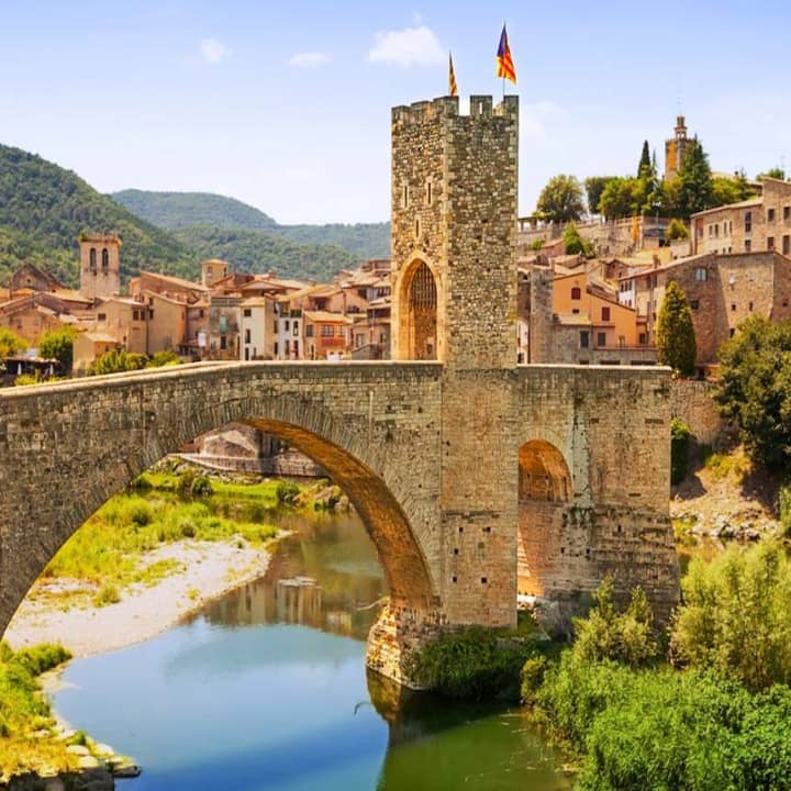Tour Privado Medieval: Besalú, Castellfollit de la Roca, Santa Pau y Parque Natural de la Zona Volcánica - Imagen 2
