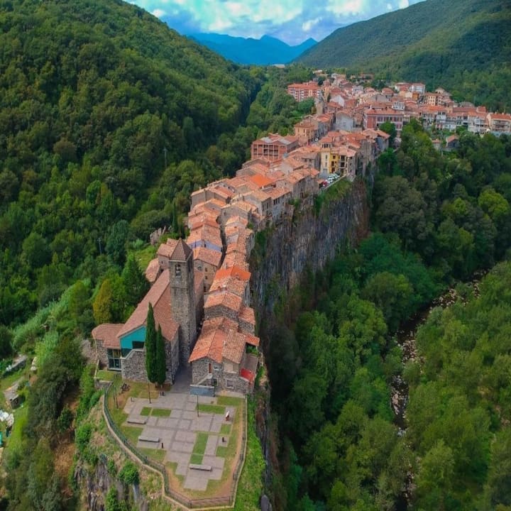Tour Privado Medieval: Besalú, Castellfollit de la Roca, Santa Pau y Parque Natural de la Zona Volcánica - Imagen 4