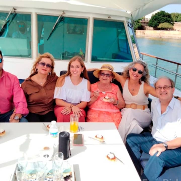 Sevilla: Paseo en barco + Comida o Cena de 5 platos + Bebidas ilimitadas - Imagen 2
