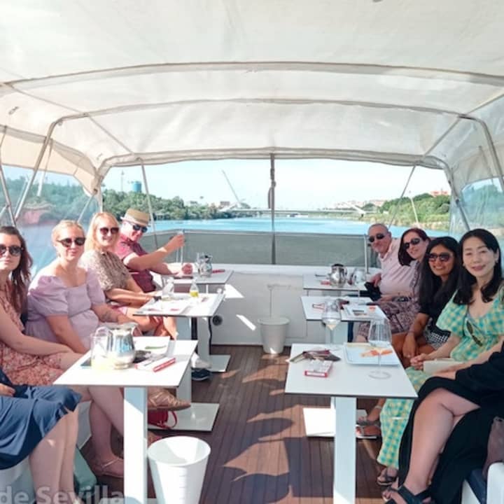 Sevilla: Paseo en barco + Comida o Cena de 5 platos + Bebidas ilimitadas - Imagen 3