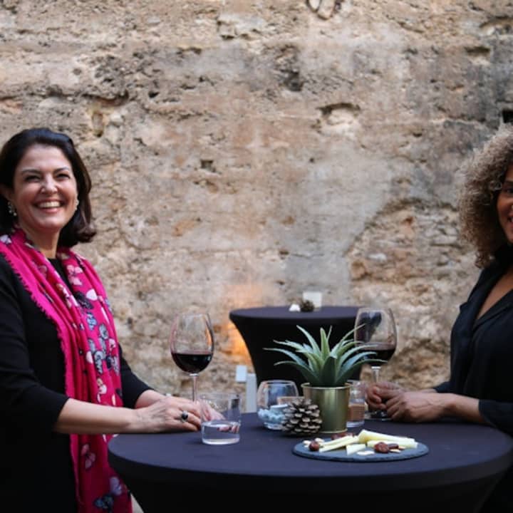 Tour del casco antiguo de Valencia con vino y tapas en un monumento del siglo XI - Imagen 2