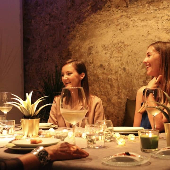 Tour del casco antiguo de Valencia con vino y tapas en un monumento del siglo XI - Imagen 4