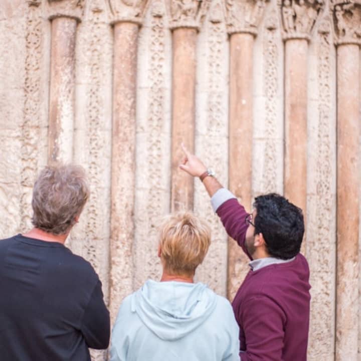 Tour del casco antiguo de Valencia con vino y tapas en un monumento del siglo XI - Imagen 3