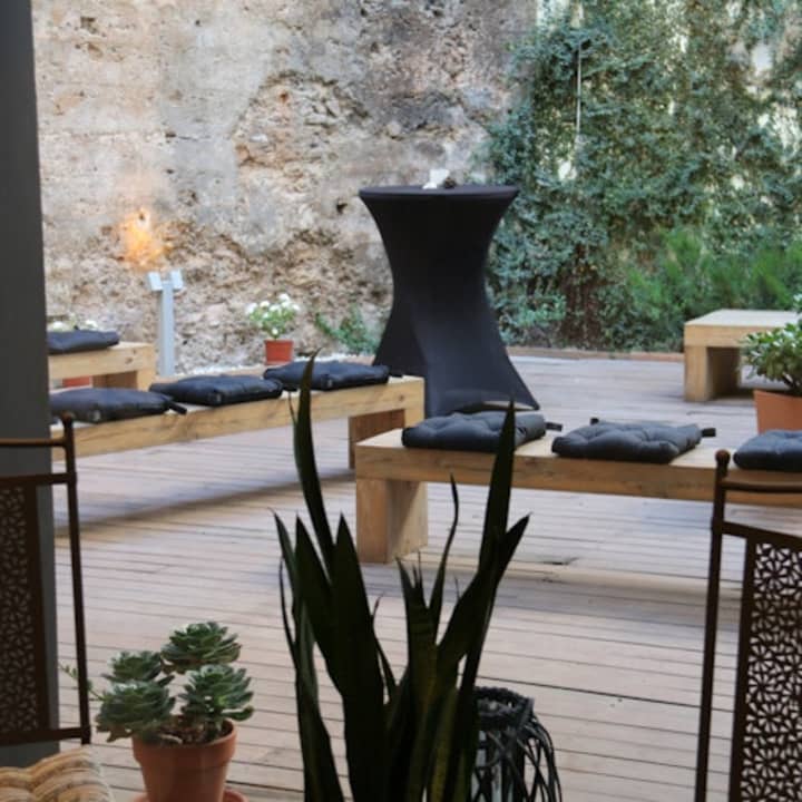 Tour del casco antiguo de Valencia con vino y tapas en un monumento del siglo XI - Imagen 6