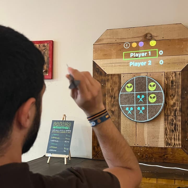 Juego de dardos interactivo + cerveza en El Hachazo Valencia - Imagen 2