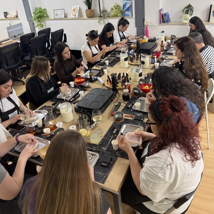 CandleLab: Taller de velas con bebida y picoteo - Imagen 11