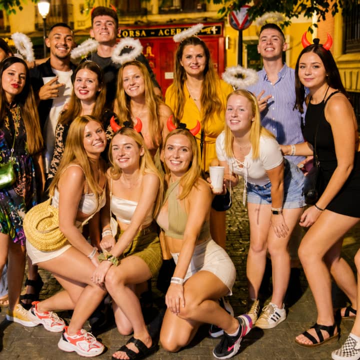 Madrid Pub Crawl: 4 Bars, Shots & VIP Club Entry - Imagen 2