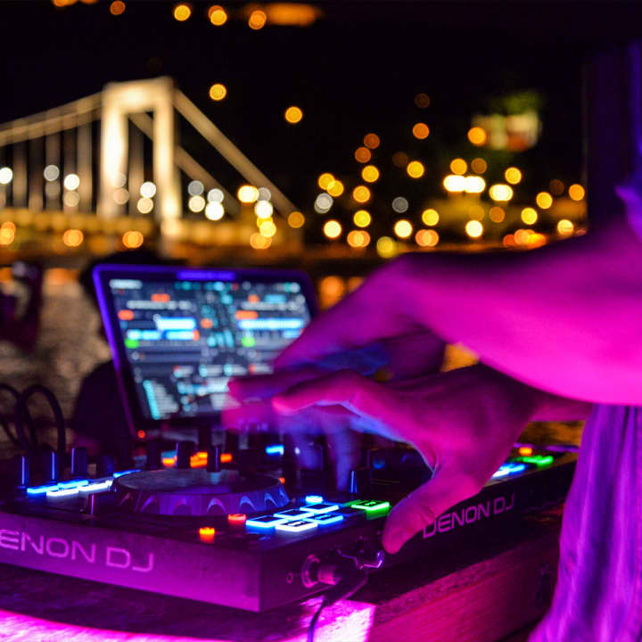 Crucero con fiesta en yate «Rock the Boat» al atardecer - Imagen 5