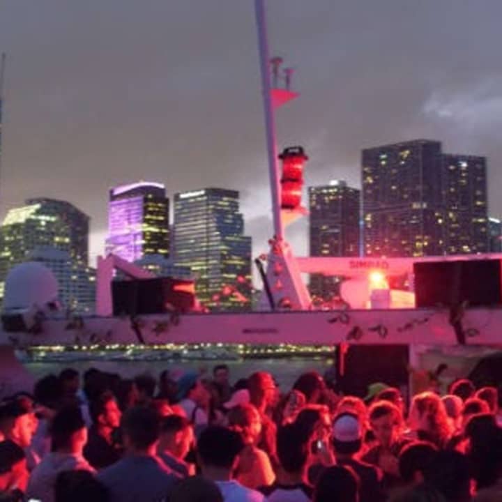 Crucero con fiesta en yate «Rock the Boat» al atardecer - Imagen 2