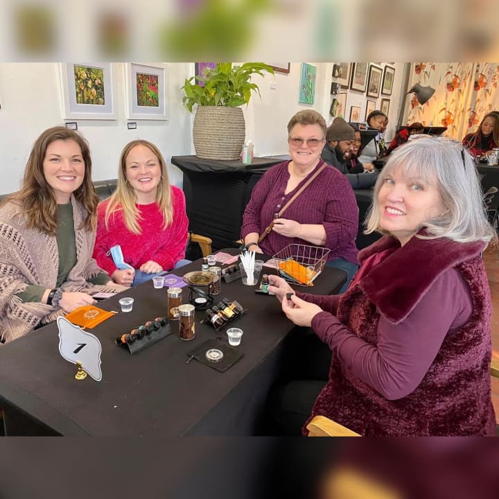 Experiencia de elaboración de velas «Spring Sip & Smell» - Imagen 12