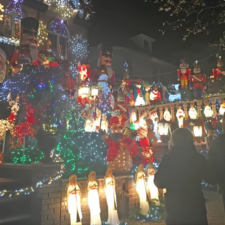 Recorrido a pie por las luces de Navidad de Brooklyn en Dyker Heights - Imagen 10