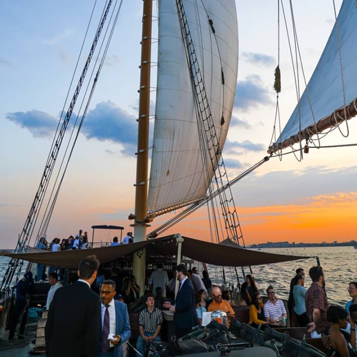 Sunset Wine & Jazz City Sail en Clipper City - Imagen 2